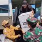 Penjabat Bupati Nduga, Edison Nggwijangge melepas distribusi logistik Pemilu, Senin 12 Februari 2024. (KabarPapua.co/Stefanus Tarsi)