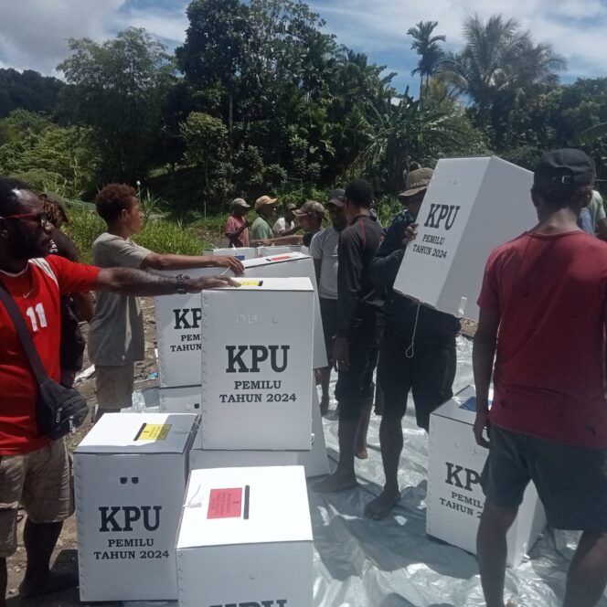 
					Pendistribusian logistik pemilu di Kabupaten Mamberamo Raya, Provinsi Papua. (Foto: Bawaslu Mamra) 