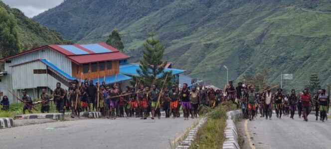 
					Massa pendukung caleg di Puncak Jaya saling serang berebut suara. (Foto: Polda Papua)