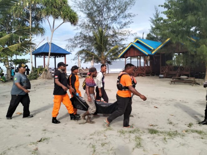 
					Jenazah Wes Karoba, korban tenggelam di Pantai Holtekamp Kota Jayapura. (Foto: SAR Jayapura)