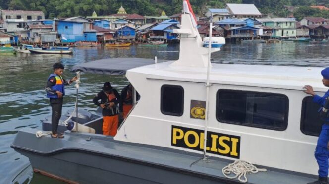 
					Kapal milik Polair Polda Papua yang membantu pencarian nelayan hilang di Depapre. (Foto: SAR Jayapura) 