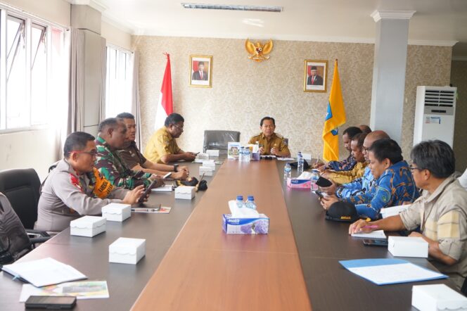 
					Penjabat Bupati Jayawijaya, Sumule Tumbo saat memimpin Rakor Persiapan PSU di 94 TPS, Senin 19 Februari 2024. (KabarPapua.co/Stefanus Tarsi)