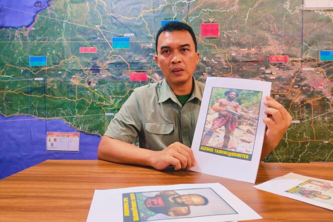 
					Satgas Damai Cartenz menunjukkan foto anggota KKB Alenus Tabuni alias Kobuter. (Dok Polda Papua)