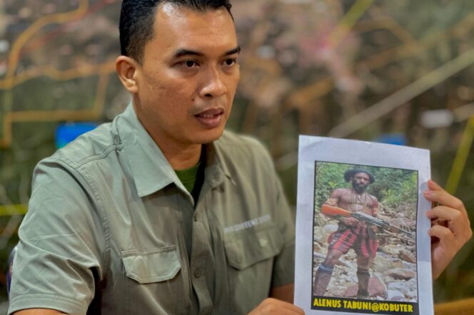 
					Satgas Damai Cartenz menunjukkan foto anggota KKB Alenus Tabuni alias Kobuter. (Dok Polda Papua)