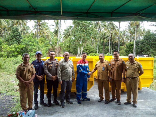 
					Pertamina Patra Niaga Regional Papua Maluku melalui Fuel Terminal Tobelo menyerahkan kontainer sampah kepada warga Ring 1 Fuel Terminal Tobelo.
(Foto: Pertamina Papua Maluku)