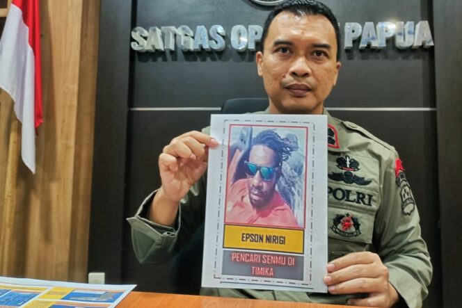 
					Satgas Damai Cartenz menunjukkan foto anggota KKB Epson Nirigi. (Dok Polda Papua)