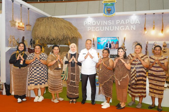 
					Penjabat Gubernur Papua Pegunungan, Velix Wanggai foto bersama depan stand di Inacraft 2024. (KabarPapua.co/Stefanus Tarsi)