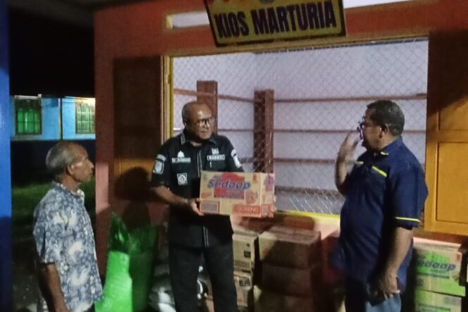 
					Penjabat Bupati Kepulauan Yapen, Welliam Manderi menyerahkan bantuan sosial di Kampung Mariarotu, Distrik Kosiwo. (Dok Prokopim Setda Yapen)