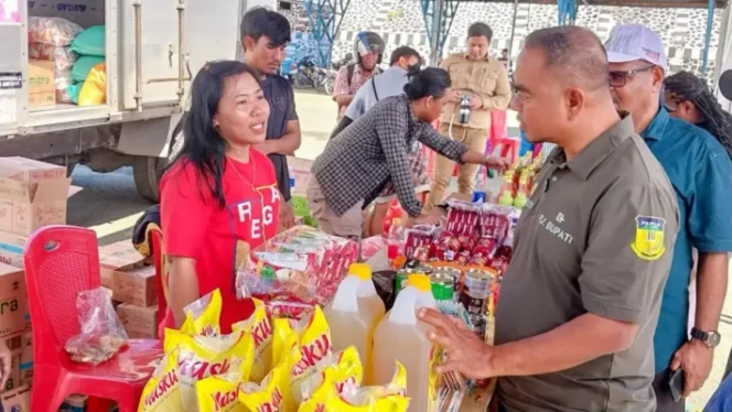 
					Pj Bupati Jayapura, Triwarno Purnomo saat mengecek bapok di pasar murah. (Foto: Kominfo Jayapura)