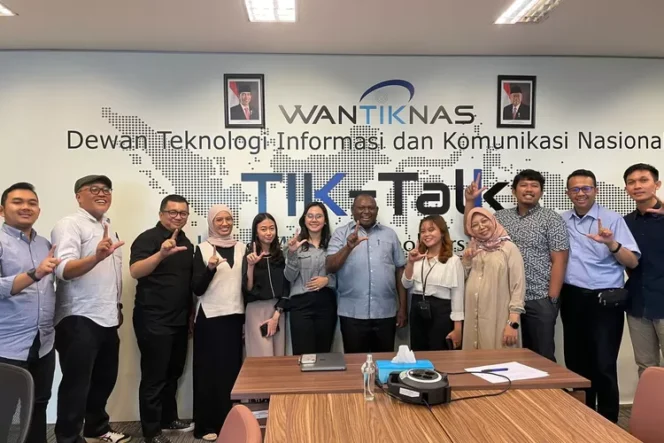 
					Kadis Kominfo Jayapura, Gustaf Griapon bersama Wantiknas di Jakarta. 