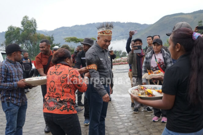 
					Penjabat Gubernur Papua Pegunungan, Velix Wanggai saat tiba di Kabupaten Lanny Jaya, Jumat 9 Februari 2024. (KabarPapua.co/Stefanus Tarsi)