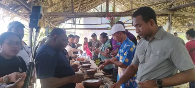
					Festival makan papeda bersama di Kampung Abar Sentani