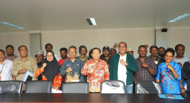 
					Pj Bupati Jayawijaya, Sumule Tumbo bersama para kelompok tani usai rapat bersama prgram P3A. (KabarPapua.co/Stefanus Tarsi)