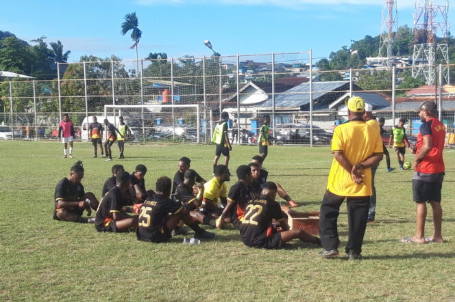 
					Tim sepak bola kampung tengah bersiap mengikuti pembukaan turnamen tarkam di Kota Jayapura, Jumat 1 Maret 2024. (KabarPapua.co/Imelda)
