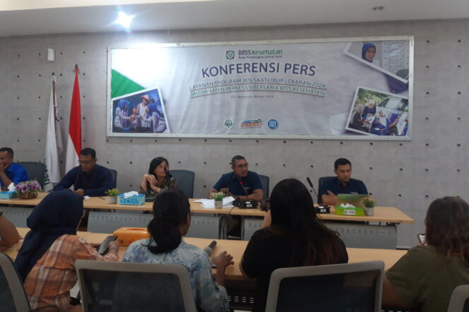 
					BPJS Kesehatan Cabang Kota Jayapura saat konferensi pers soal layanan peserta JKN selama libur Lebaran, 21 Maret 2024. (KabarPapua.co/Imelda)