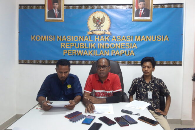 
					Kepala Sekretariat Kantor Komnas HAM RI Perwakilan Papua, Frits Ramandey memberikan keterangan pers soal video penyiksaan warga sipil. (KabarPapua.co/Imelda)
