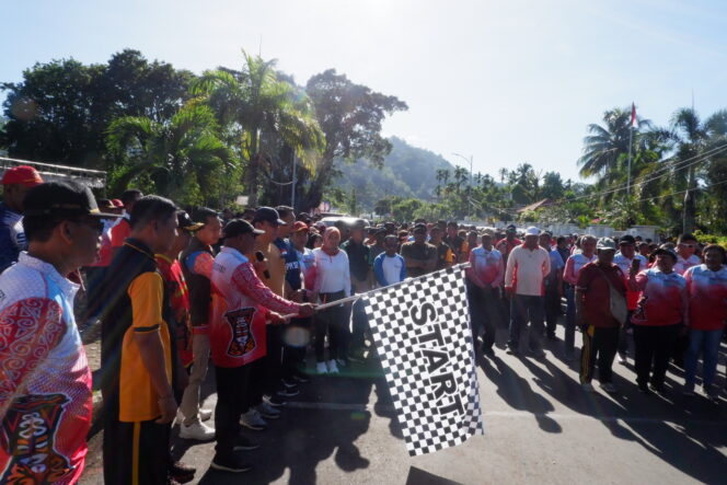 
					Penjabat Bupati Kepulauan Yapen, Welliam Manderi melepas peserta jalan santai  depan Tugu 17 Alun alun Trikora Serui, Jumat 1 Maret 2024. (KabarPapua.co/Ainun Faathirjal)