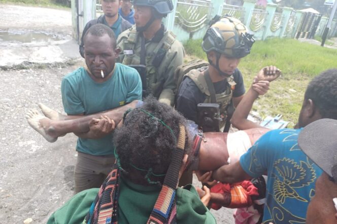
					Aparat TNI-Polri bersama masyarakat mengevakuasi korban  penembakan di Kabupaten Intan Jaya, Papua Tengah, Jumat 1 Maret 2024. (Dok Polda Papua)