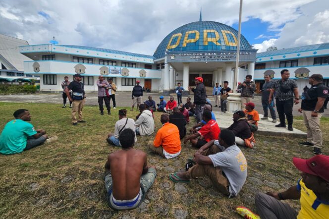 
					Massa saat berkumpul di halaman Kantor DPRD Jayawijaya jelang pleno rekapitulasi suara, Jumat 1 Maret 2024. (Dok Polda Papua)