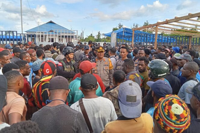 
					Kapolres Yahukimo AKBP Heru Hidayanto meredam massa pendukung caleg di Kantor KPU setempat. (Dok Polda Papua)
