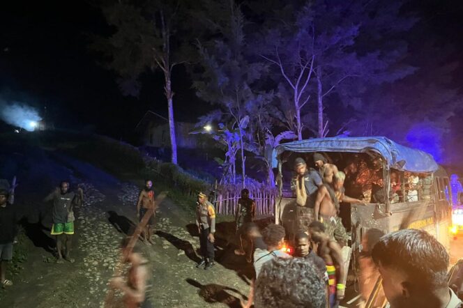 
					Aparat keamanan meredam massa pendukung partai yang terlibat saling serang di Kampung Yokobak, Distrik Nogi, Kabupaten Lanny Jaya, Papua Pegunungan. (Dok Polres Lanny Jaya)