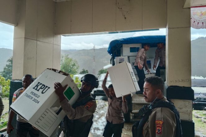 
					Aparat keamanan mengamankan Kantor DPRD Lanny Jaya selama pleno rekapitulasi suara tingkat kabupaten, Minggu 3 Maret 2024. (Dok Polres Lanny Jaya)