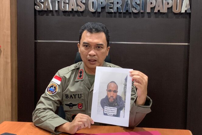 
					Kasatgas Humas Ops Damai Cartenz-2024, AKBP Bayu Suseno menunjukkan foto KKB Jukius Tabuni, perampas senjata anggota. (Dok Polda Papua)