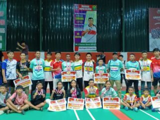 Kontingen Papua Selatan dalam Kejuaraan Badminton Sorong Open 2024. (KabarPapua.co/Abdel Syah)