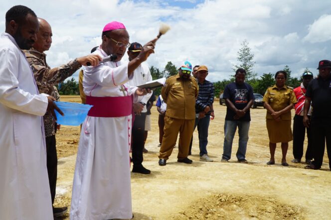 
					Uskup Keuskupan Jayapura, Mgr. Yanuarius Teofilus Matopai You saat pemberkatan lahan pembangunan 72 hunian warga terdampak gempa, Senin 4 Maret 2024. (KabarPapua.co/Natalya Yoku)