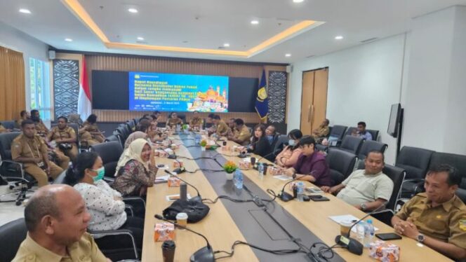 
					Pemprov Papua rapat bersama 8 distributor pemasok pangan dan  Aprindo di Kota Jayapura jelang Ramadan, Selasa 5 Maret 2024. (KabarPapua.co/Imelda)