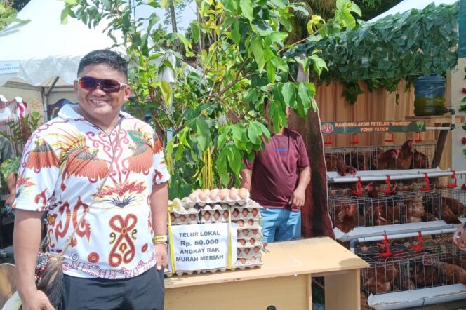 
					Asosiasi Peternak Ayam Petelur se-Tanah saat mengikuti pameran unggulan ketahanan pangan di Makodam XVII/Cenderawasih. (KabarPapua.co/Imelda)