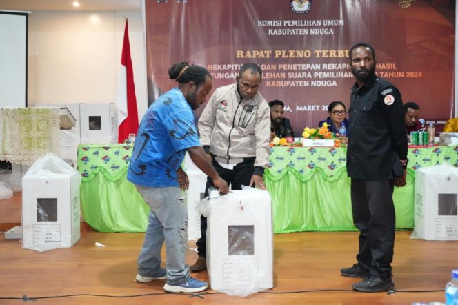 
					Rapat pleno rekapitulasi suara Pemilu 2024 tingkat Kabupaten Nduga, Jumat 8 Maret 2024. (KabarPapua.co/Stefanus Tarsi)