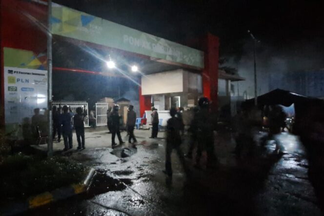 
					Aparat keamanan membubarkan massa anarkis di Gedung Eme Neme Yauwere Mimika, Jumat 8 Maret 2024. (Dok Polda Papua)