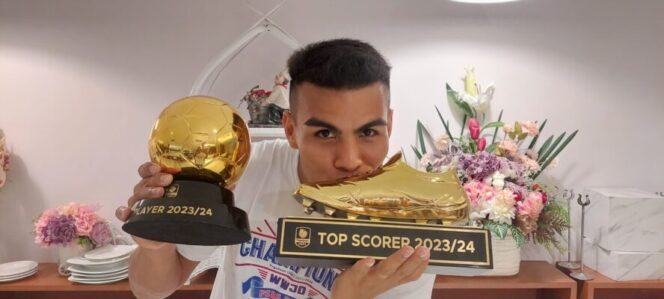 
					Alexandro Perraira dan trofi pencetak gol terbanyak dan pemain terbaik di Liga 2 Indonesia musim 2023-2024/Net