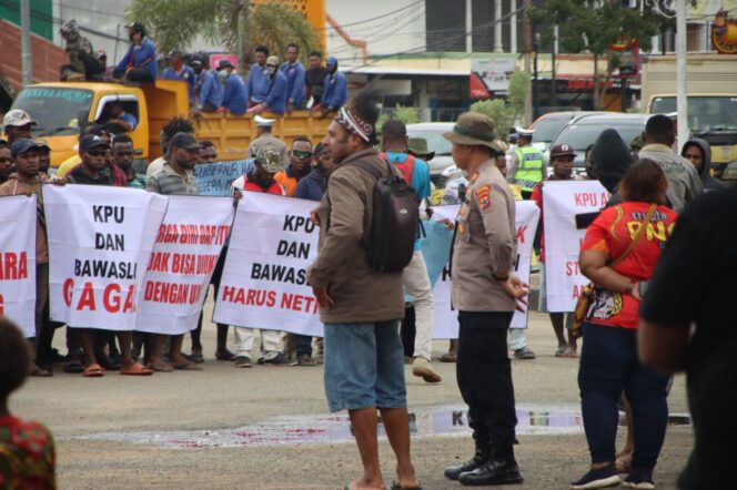 
					Ratusan OAP turun ke jalan dalam aksi demonstrasi di Kabupaten Merauke, Papua Selatan, Selasa 12 Maret 2024. (Dok Polda Papua)