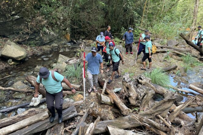 
					Pegawai Kantor Perwakilan Bank Indonesia Papua menjelajah alam sambil menyisir sampah di objek wisata air terjun Kampung Harapan, Sentani, Kabupaten Jayapura. (Dok BI Papua)