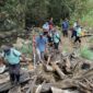 Pegawai Kantor Perwakilan Bank Indonesia Papua menjelajah alam sambil menyisir sampah di objek wisata air terjun Kampung Harapan, Sentani, Kabupaten Jayapura. (Dok BI Papua)