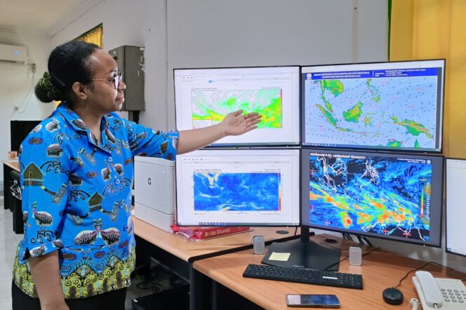 
					Ketua Tim Layanan Meteorologi Publik BBMKG V Jayapura, Esri Ronsumbre menerangkan kondisi cuaca, Kamis 14 Maret 2024. (KabarPapua.co/Imelda)