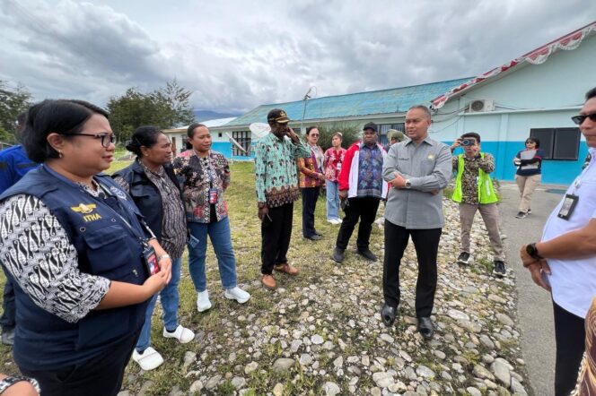 
					Penjabat Gubernur Papua Pegunungan, Velix Wanggai meninjau lokasi pembangunan Terminal VVIP Bandara Wamena, Jumat 15 Maret 2024. (KabarPapua.co/Stefanus Tarsi)