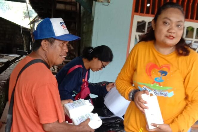 
					Dinas Pertanian Kabupaten Kepulauan Yapen membagikan disinfektan kepada peternak babi untuk mencegah virus ASF. (KabarPapua.co/Istimewa)