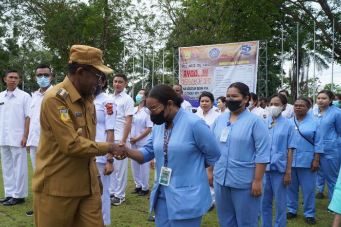 
					Penjabat Wali Kota Jayapura, Frans Pekey menyalami perawat dalam peringatan HUT ke-50 PPNI, Senin 18 Maret 2024. (KabarPapua.co/Natalya Yoku)