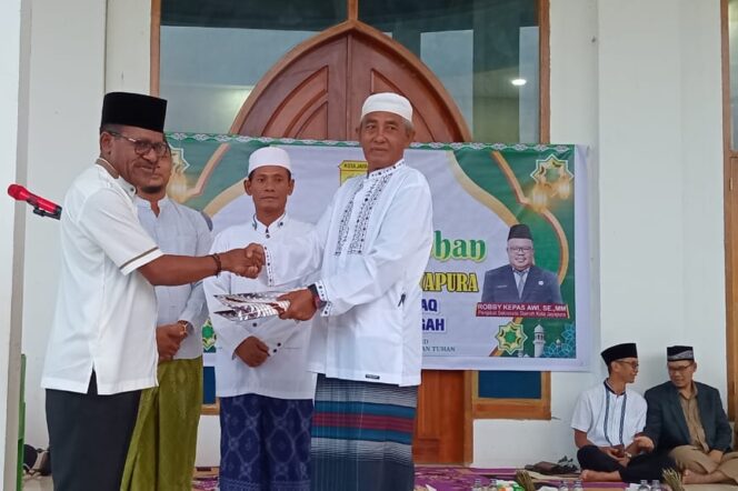 
					Penjabat Wali Kota Jayapura, Frans Pekey menyerahkan bantuan dana pembangunan Masjid Nurul Haq, Senin 18 Maret 2024. (KabarPapua.co/Natalya Yoku)
