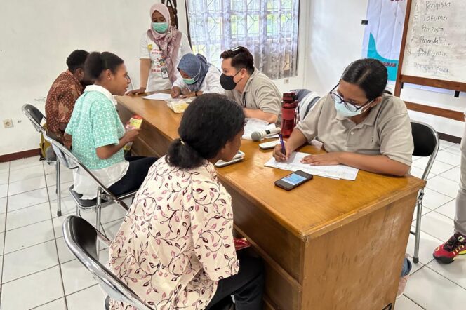
					Mahasiswa Fakultas Kesehatan Masyarakat Uncen menjalani pemeriksaan tuberkulosis. (KabarPapua.co/Natalya Yoku)