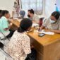 Mahasiswa Fakultas Kesehatan Masyarakat Uncen menjalani pemeriksaan tuberkulosis. (KabarPapua.co/Natalya Yoku)