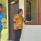 Sekda Kepulauan Yapen, Erny Tania saat meninjau kondisi SMP Borai pasca aksi perusakan, Kamis 21 Maret 2024. (Dok Humas Pemkab Yapen)