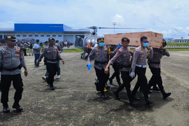 
					Jenazah korban penyerangan KKB diberangkatkan ke Kabupaten Nabire, Papua Tengah, Jumat 22 Maret 2024. (Dok Polda Papua)