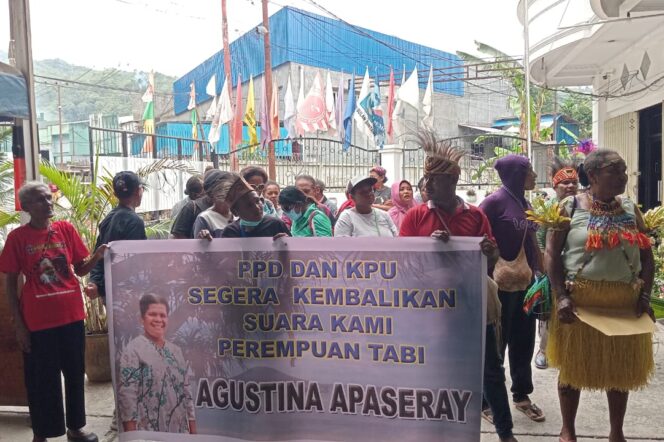 
					Massa pendukung Caleg PKB Agustina Apaseray saat mendatangi Kantor KPU Kota Jayapura, Jumat 22 Maret 2024. (KabarPapua.co/Natalya Yoku)