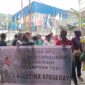 Massa pendukung Caleg PKB Agustina Apaseray saat mendatangi Kantor KPU Kota Jayapura, Jumat 22 Maret 2024. (KabarPapua.co/Natalya Yoku)