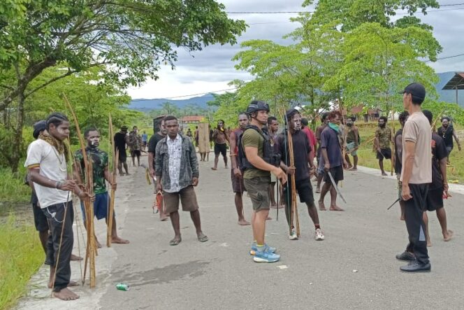 
					Aparat keamanan saat meredam bentrokan dua kelompok warga di Kabupaten Nduga. (Dok Polda Papua)