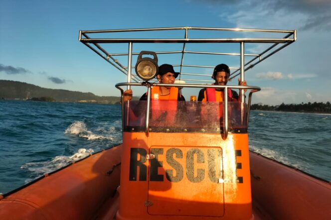 
					Tim SAR Jayapura melakukan pencarian terhadap korban tenggelam di Pantai Holtekamp, Senin 25 Maret 2024. (Dok SAR Jayapura)